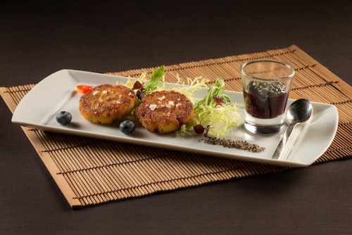 sw-crab-feast-alaskan-crab-cakes-bluberry-chutney-a71v7105