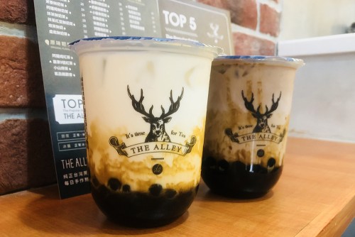 在廣州、深圳店輕則排一小時,重則三小時才能買到一杯招牌”黑糖鹿丸鮮奶”