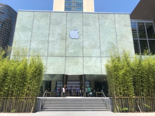 貫徹Apple的一向作風，金沙廣場店簡潔大方，門外是竹林