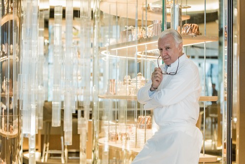 美譽之殿堂級名廚杜卡斯（Alain Ducasse）於酒店內開設餐廳及酒吧