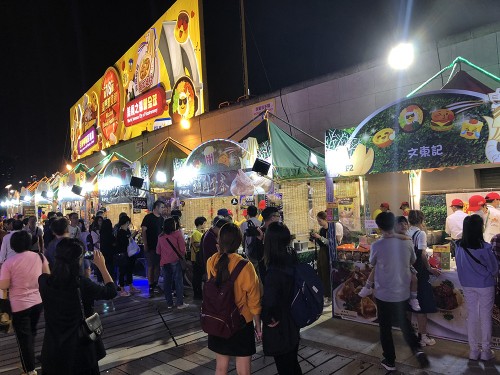 各個美食攤位人頭湧湧,越夜越精彩
