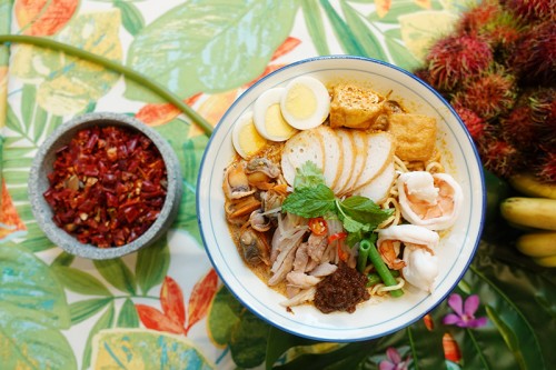 新加坡風味的叻沙，微辣，配塊吸滿湯汁的豆腐卜，實在令人不能不愛