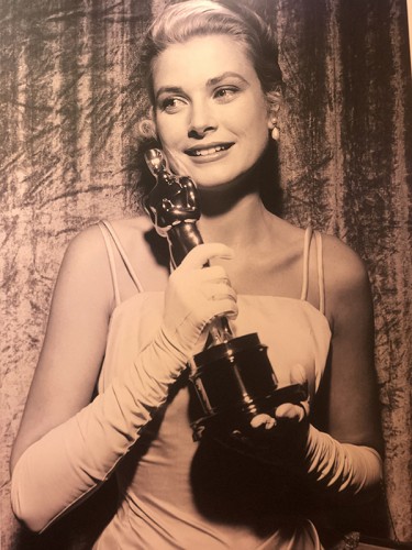 Grace Kelly 於1955年憑著《蓬門淑女》（Country Girl）獲得小金人