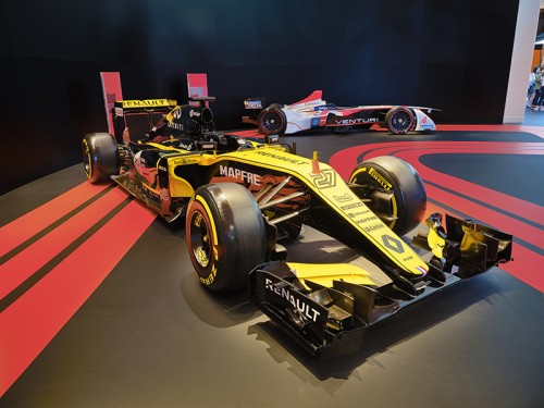 雷諾運動 Renault Sport多年來一直是賽車技術的先驅。這款R.S 2018特別為2018 FIA一級方程式大賽車所設計，車身採用碳纖維制作而成，僅重733千克，讓您輕鬆溜走於不同的空間