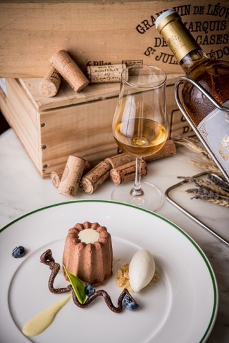 Hazelnuts dacquoise, rum sultanas bavaroise, praline mousse, rum icecream 榛子蘭姆酒幕斯蛋糕