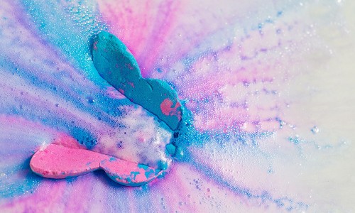 玫瑰蝴蝶汽泡彈 正如蝴蝶喜愛花朵般，你也會喜愛這個奢華的汽泡彈。把玫瑰蝴蝶汽泡彈放進暖浴後，水面上會形成粉紅色和粉藍色的閃亮漩渦，並散發出怡人的濃厚花香。