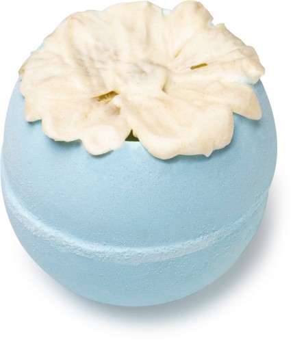 水中菊汽泡彈 在這天藍色的浴水中放鬆身心吧！當你把這浴球放進水中，一朵被公平貿易可可脂及杏仁油包裹的菊花會浮上水面，令浴水變得濃郁滋潤。