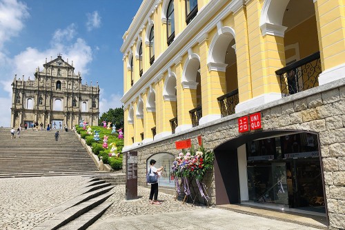 大三巴前店選址牌坊廣場購物旅遊中心，是當地旅遊和商業圈的心臟地帶，連接澳門半島各個著名地標。