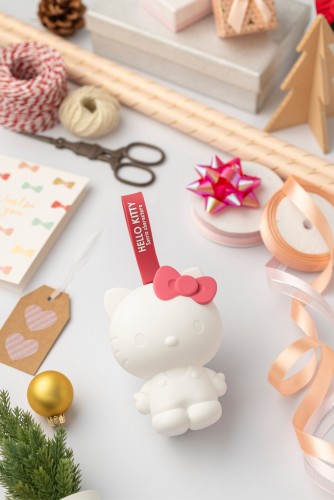 雪白的Hello Kitty配上具標誌性的紅色蝴蝶結，伴你共渡聖誕。