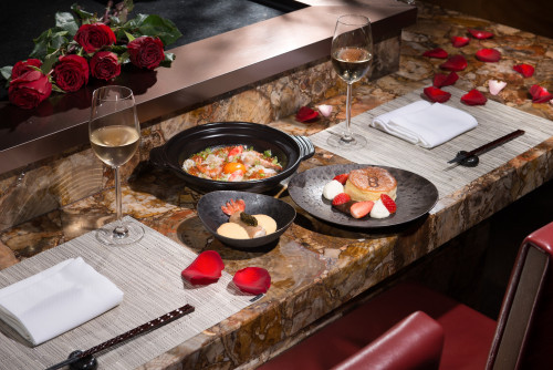  「盛焰」餐廳以甲殼海鮮為主，推出「極上鐵板秀」十道菜晚餐套餐