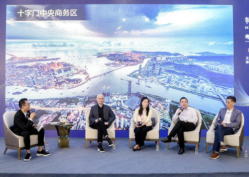 主持人(左一)向北京 2022 冬奧會“冰墩墩”廣美設計團隊總執行、廣州美術學院視覺藝術設計學院副院長劉平雲教授(左)、澳門文創綜合服務中心負責人吳慧群女士(左三)、澳門文創綜合服務中心負責人吳慧群女士 以及華發股份首席產品官王瑜先生