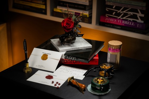 賓客可在時尚型酷的博覽廊中,一邊享受餐廳親切貼心的個人化服務,一邊為摰愛寫下「愛的宣言」,沉醉在於浪漫優雅的法式美學中。