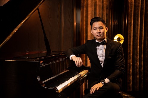 The St. Regis Bar's resident musicians Aaron Lo