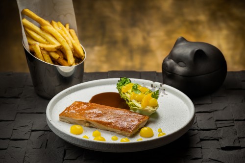 Crispy suckling pig with French fries and orange salad_?????????????