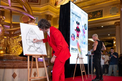 藝術家Philip Colbert（左）及Jason Naylor（右）周三於澳門威尼斯人舉行的《奇妙之約——藝術致敬迪士尼奇妙一百年》開幕儀式現場進行即興藝術創作。 