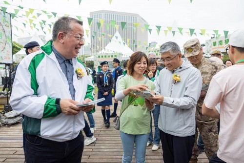 橫琴粵澳深度合作區城市規劃和建設局副局長譚惠芳向嘉賓介紹《橫琴珍稀野生植物畫冊》及《橫琴常見昆蟲畫冊》兩本主題畫冊。