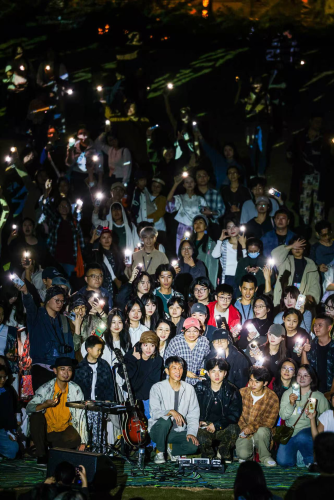 自由音乐节万晓利与观众合照