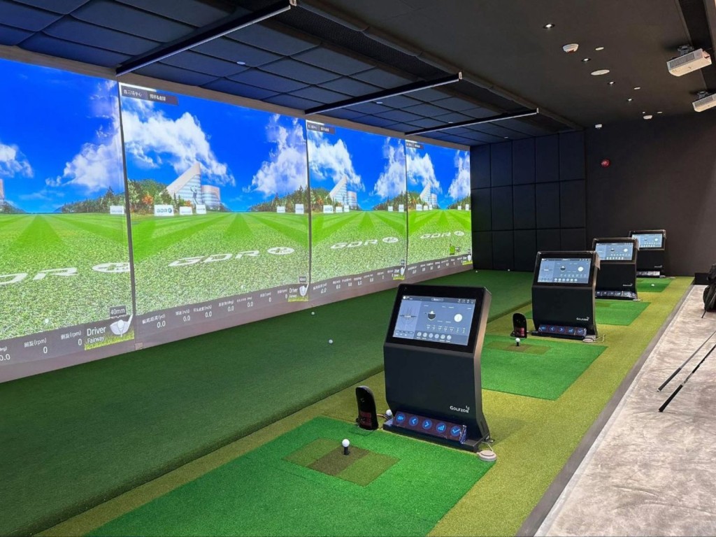 GOLFZON模擬器以卓越的技術和逼真的高爾夫體驗而聞名,專業球手和業餘愛好者都在使用它們,提供精確的球追踪和逼真的模擬效果。