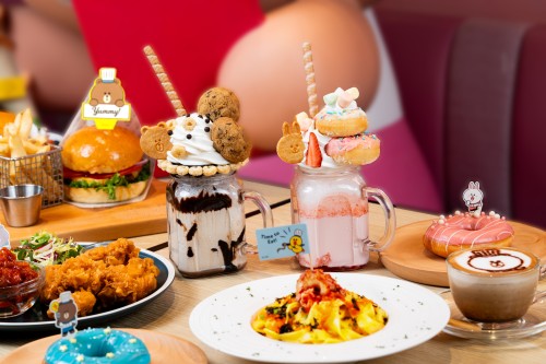 BROWN & FRIENDS 咖啡馆 &;BISTRO（LINE FRIENDS 主 题餐厅）提供近百款精致、可爱又美味的LINE FRIENDS主题美饌。