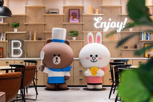 「BROWN & FRIENDS CAFE &;BISTRO」餐厅各个空间都充 满满可爱元素，悉心打造成为「时尚、可爱、美味、好玩」的时尚空 间。