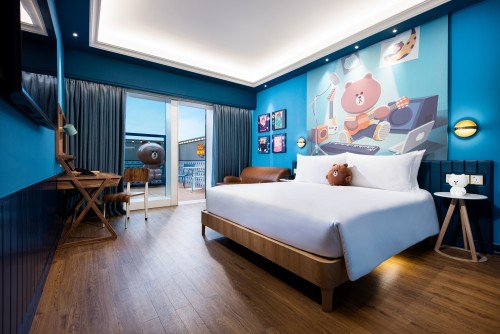 LINE FRIENDS BROWN 豪華露台客房配備了特大露台，增加了室外活動空間，提升了房間整體空間感。