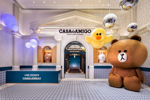 LINE FRIENDS PRESENTS CASA DE AMIGO (LINE FRIENDS 澳門主題酒店) 大堂融合澳門葡式建築特色及 LINE FRIENDS 的 標 誌 性 MEGA BROWN 及 澳 門 獨 有 的 FLYING SALLY。