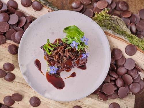 Smoked 70% Madong chocolate-glazed Karubi plate with oyster leafspring onions crispy beef