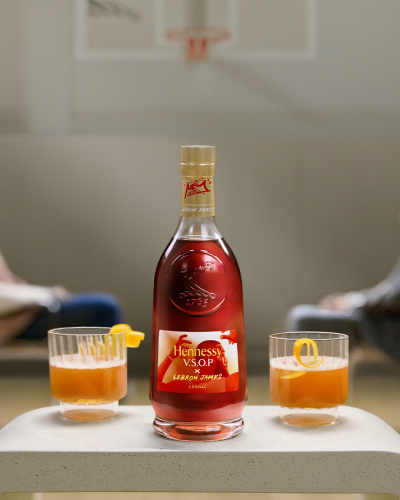 軒尼詩 V.S.O.P x LeBron James 聯名限量版將於2025年11月中旬在香港及澳門各大酒類零售商店發售