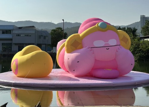 「BERTILO 粉小胖」今年再度回歸媽閣塘，作品「躺福」以輕鬆可愛的粉色財神形象現身