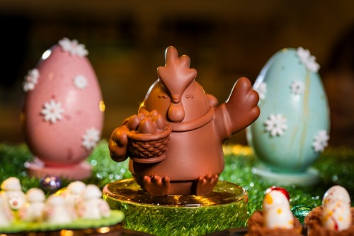 上葡京大堂酒廊推出復活節下午甜品自助餐，賓客更可選購澳娛綜合吉祥物森仔造型的朱古力，把甜蜜滋味帶回家。