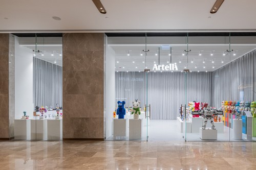 Artelli Artelli既是藝術家的作品展示廳,也是集結全球潮流收藏品與藝術項目的站點,為藝術愛好者與收藏家提供一個近距離接觸藝術、並能實時收藏限量作品的專屬空間。