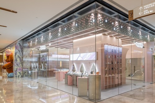 THE MINERAL BOUTIQUE 是一個前所未有的極致高端美容概念,來到這裡能釋放你的內在美和自然健康氣息。我們相信任何人的皮膚都是獨一無二,沒有單一品牌或護理療程可以成為完美肌膚的解決方案。我們深信透過內外兼顧的全方位方法能激發你的皮膚達致最健康的狀態。源於「沒有兩張一樣的臉」的理念,我們為每位客人度身訂造合適的個人療程,這些療程利用嶄新的科研技術及產品配方,不僅可以使肌膚回復最佳狀態,還可以由內至外整體提升質素。